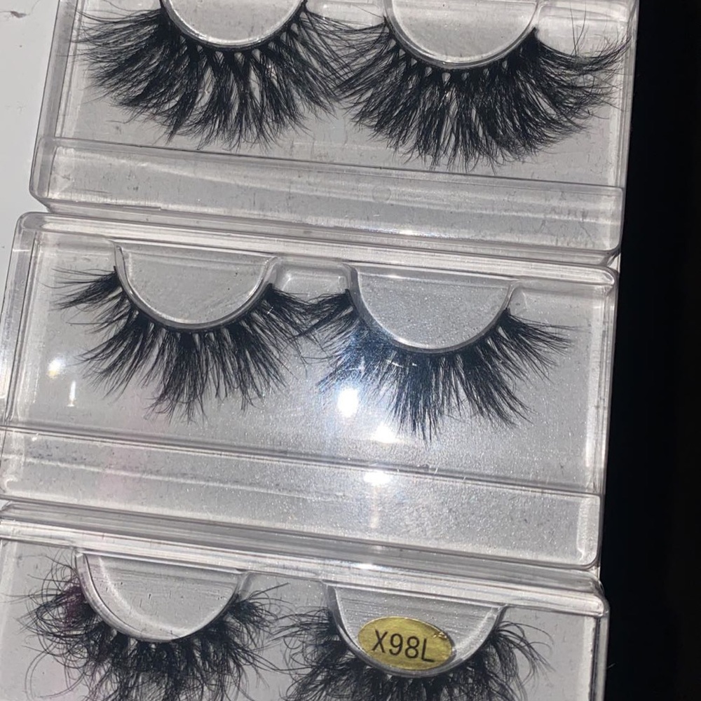 Lash Bundle comes with 4 25mm mink lashes